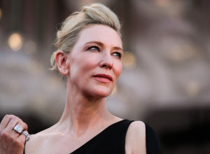 Svi se pitaju šta se dešava: Kejt Blanšet nigde ne ide s mužem, skinula burmu, prodaje kuću