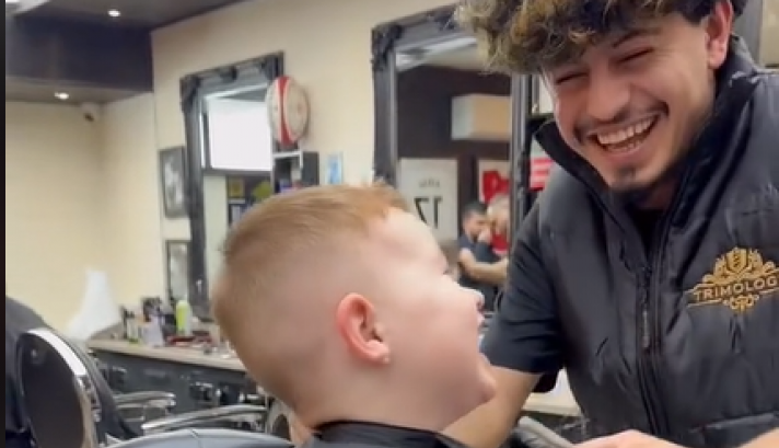 Zaslužuje besplatno šišanje godinu dana: Reakcija ovog dečaka u salonu je san svakog roditelja