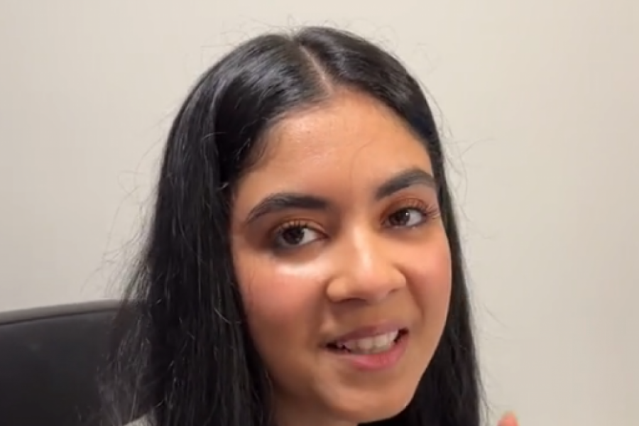 Šiz friz za dame koje žure: Pogledajte samo kako se ona snašla, niko ne bi provalio da nije isfenirala kosu do kraja!