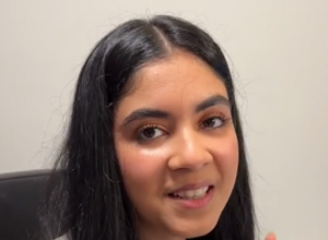 Šiz friz za dame koje žure: Pogledajte samo kako se ona snašla, niko ne bi provalio da nije isfenirala kosu do kraja!