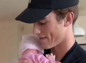 Tata se odlično snašao: Neobičan način na koji je uspavao ćerkicu osvojio društvene mreže