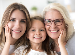 Baka ili mama? Evo koga deca više vole, studija objasnila zašto bolje slušaju jednu stranu porodice