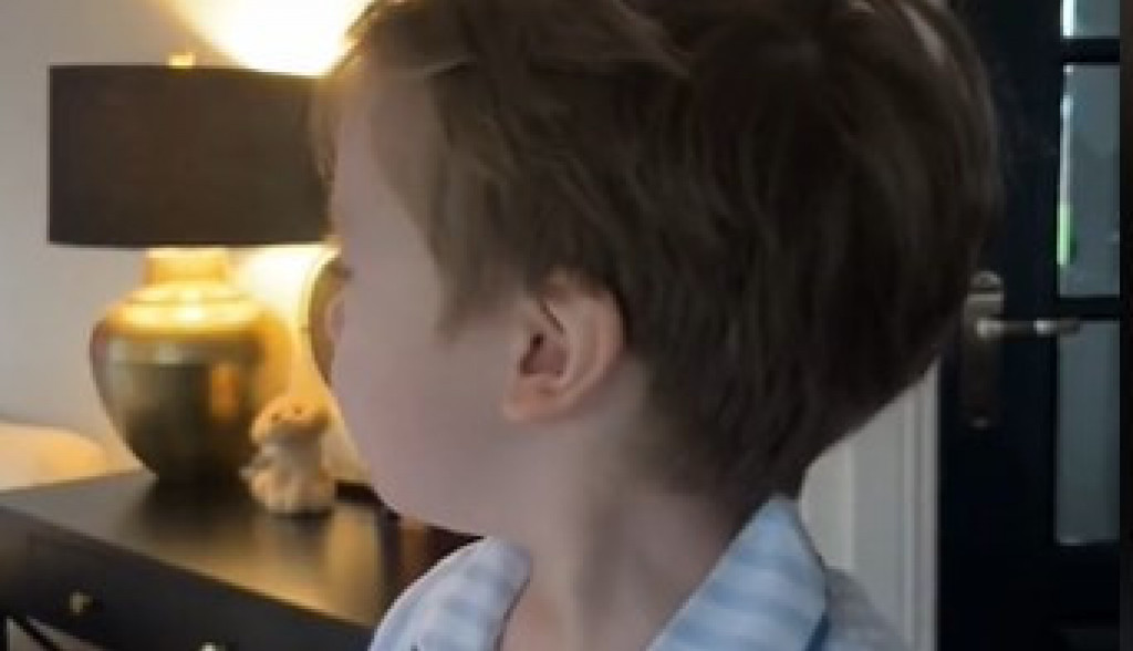 Mali šarmer: Dvogodišnji dečak misli da zna da namiguje, njegov snimak oduševio 2,7 miliona ljudi