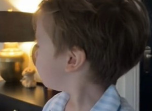 Mali šarmer: Dvogodišnji dečak misli da zna da namiguje, njegov snimak oduševio 2,7 miliona ljudi