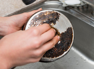 Očistite zagoreo tiganj bez ribanja: Posle 5 minuta biće kao nov, niko neće verovati da ste tako lako skinuli mrlje!