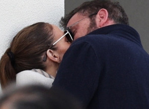 Dohvatili se nasred ulice: Poznati par nije mogao da obuzda strast, nisu skidali ruke jedno s drugog!