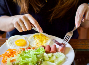 Pokrenite creva od rane zore: Doktorka savetuje šta treba da uradimo tokom jela za bolje varenje