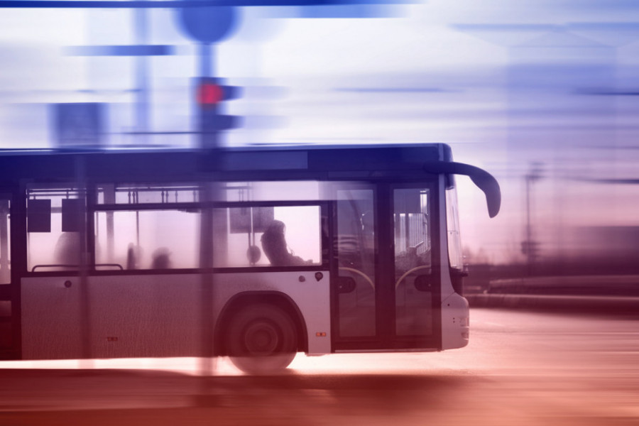 Bila je sama u noćnom autobusu kada je vozač stao i pogledao u retrovizor: Devojka se zaledila od straha, a ono što je usledilo ostaviće vas bez rečI