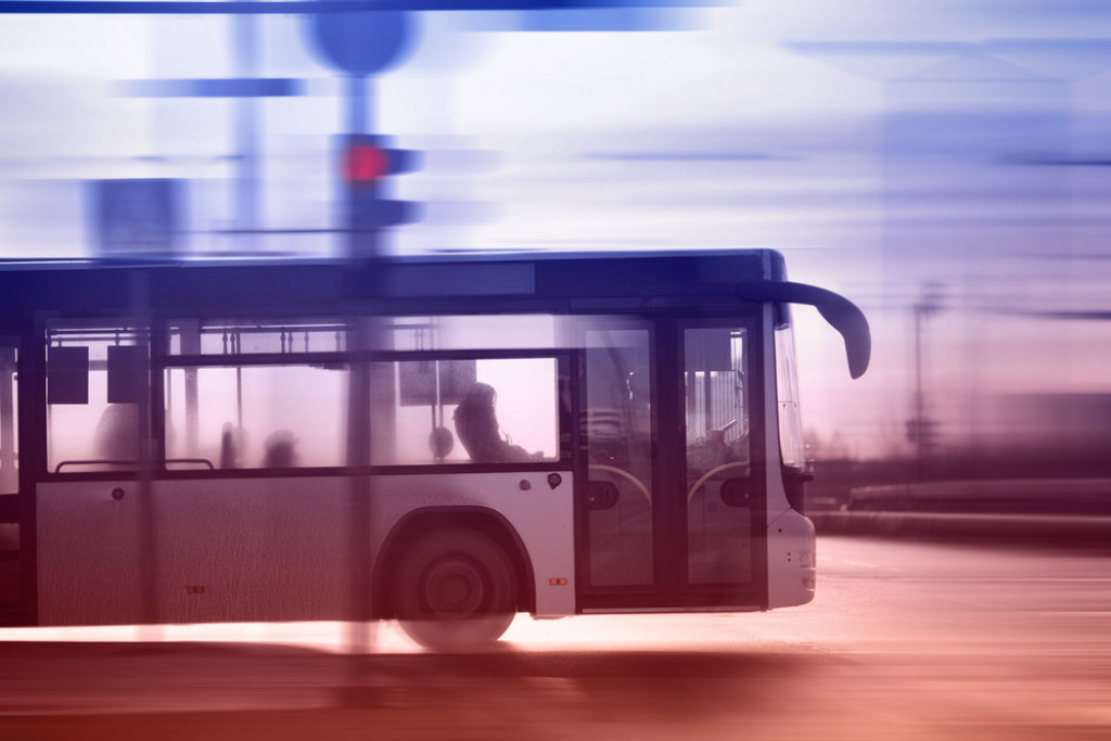 Bila je sama u noćnom autobusu kada je vozač stao i pogledao u retrovizor: Devojka se zaledila od straha, a ono što je usledilo ostaviće vas bez rečI