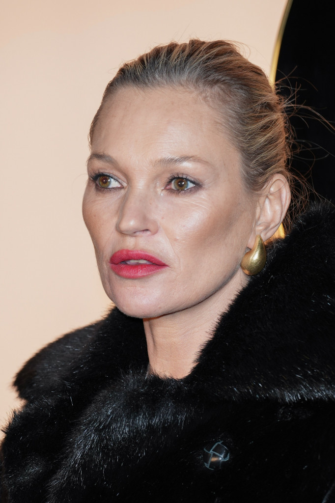 Grudnjak izašao iz mode? Na Nedelji mode u Parizu, Kejt Mos rame uz rame sa ćerkom, ne zna se koja je lepša