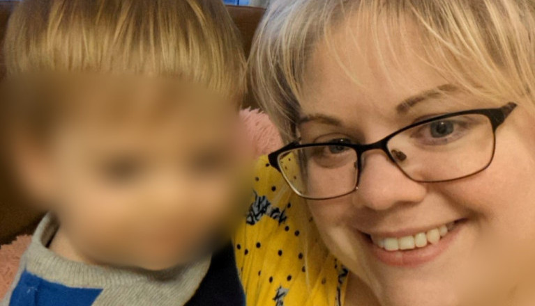 Sara je napravila selfi sa sinom (3) i shvatila da dete ima rak: "Zbog jednog detalja u oku, znala sam da nas čeka pakao"