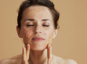 Osvežite lice: Ova maska će ublažiti bore, a treba vam samo 1 sastojak