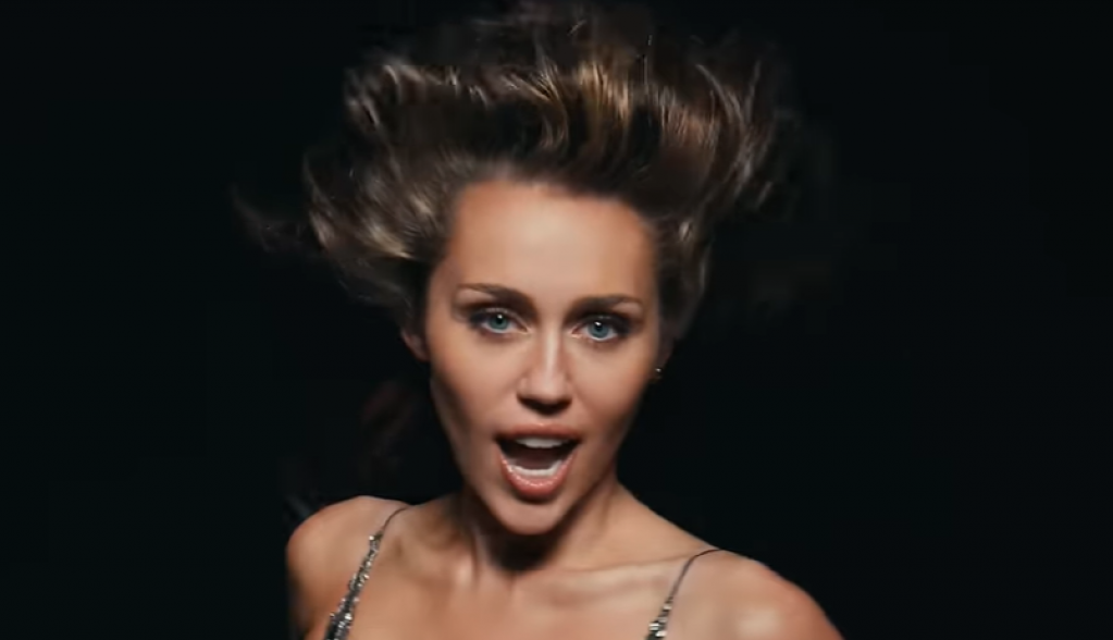 Izgleda kao boginja: Majli Sajrus u novom spotu grmi kako izgleda, a njena haljina je glavna tema