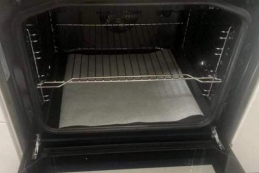 Stavila je papir za pečenje na dno rerne: Kad vidite rezultat, odmah ćete uraditi isto