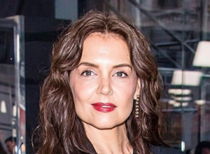 Ova žena ne zna da stari: Neodoljiva Kejti Holms očarala elegantnim autfitom, na lice stavila svoj zaštitni znak