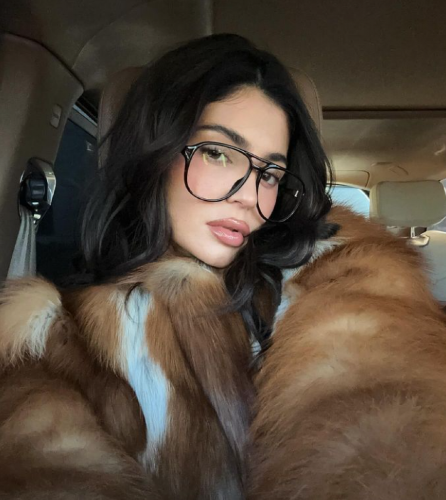 Modna ikona današnjice: Kajli Džener u crnom od glave do pete, a ovaj kontroverzni detalj je svima zapao za oko