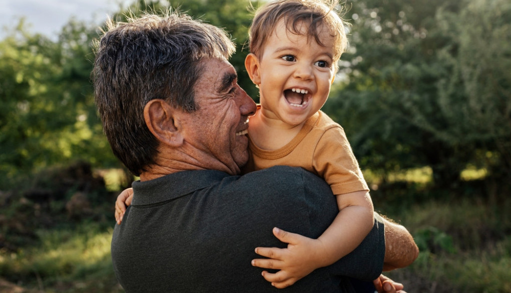 Oduševila 8 miliona ljudi! Svaki put kada deka ovo uradi, unuka ima urnebesno smešnu reakciju