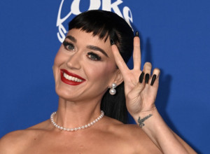 Prevarila sve: Kejti Peri prošetala tepihom Met Gale u prelepoj haljini, fanovi gledaju i ne veruju, ovo niko nije očekivao!