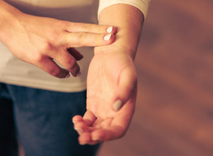 Brzo izmerite puls: Ako imate 40 godina, broj otkucaja ne sme da prelazi 78, a evo šta je normalno za sve generacije