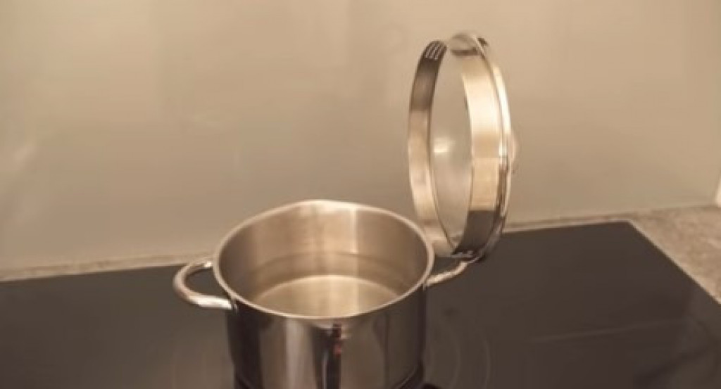 Olakšava kuvanje, nema više fleka unaokolo: Trik sa poklopcom koji malo ko zna