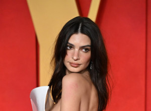 Golim grudima na Oskara: Emili Ratajkovski prošetala dve haljine, oba puta se sve videlo!