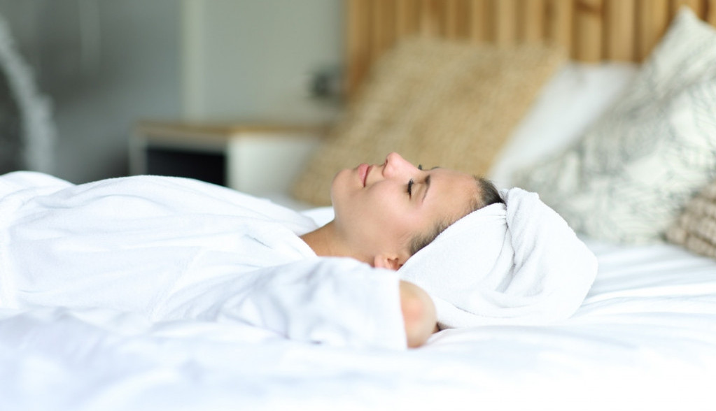 Stručnjaci upozoravaju: Nikako ne biste smeli da zaspite sa mokrom kosom, rizici po zdravlje su veliki