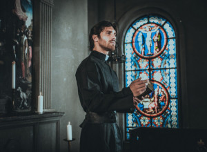 Sa 19 godina otišla u manastir: Kad je u crkvi ugledala sveštenika koji nikad nije bio sa ženom kao da je "struja udarila" , njihova priča obišla svet