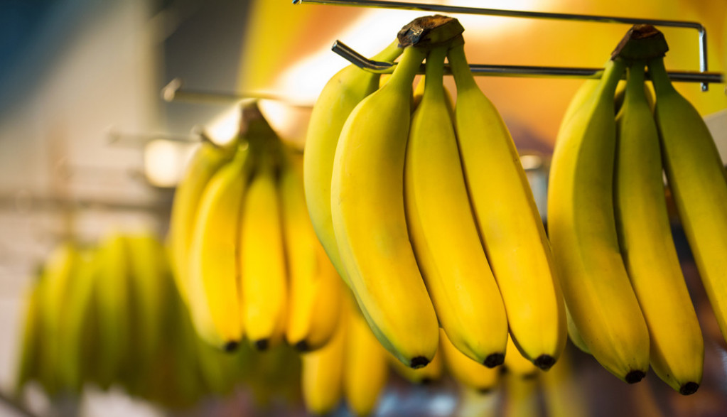 Odličan trik za čuvanje banana: Evo zašto na pijaci uvek vise na konopcu, bolje da ih tako držite i kod kuće