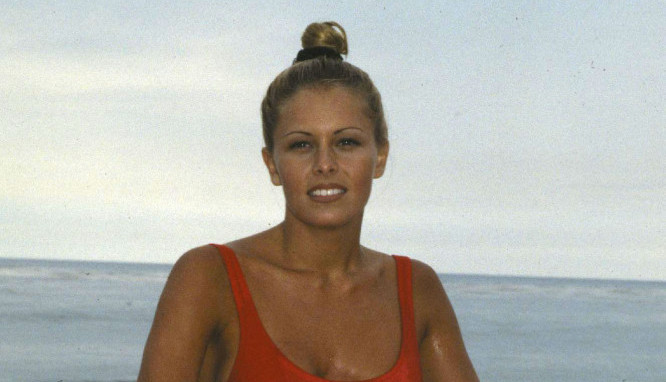 Pamtimo je kao zanosnu plavušu iz kultne serije: Nikol Egert objavila sliku bez kose, zbog bolesti sama obrijala glavu