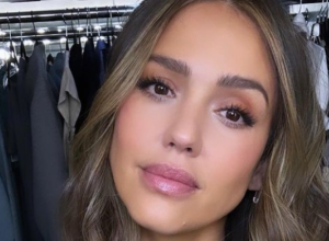 Neverovatna žena: Džesika Alba pozirala u haljini bez leđa, glumica sa godinama sve lepša