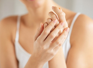 Koža ruku vam je suva? Napravite domaći losion od 3 sastojka iz frižidera i biće nežna kao pahulja