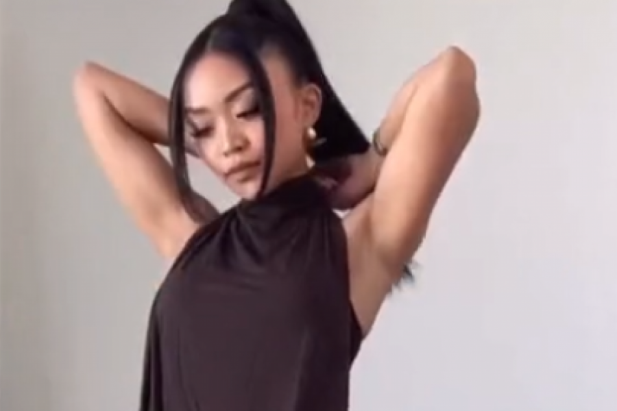 Od jedne majice napravila 2: Srpkinje će obožavati ovaj modni trik, zaludeo je ceo svet