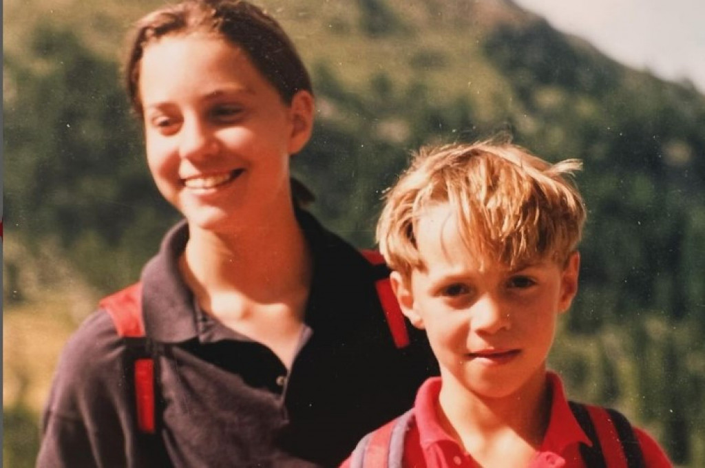 „Popećemo se na ovu planinu sa tobom, Kejt“: Džejms Midlton šalje poruku podrške svojoj sestri oboleloj od raka – dok ona deli dirljivu fotografiju iz detinjstva