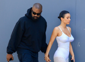 "Ona je uplašena": Stručnjak za govor tela analizirala ponašanje Bjanke Senzori, Kanje Vest je kontroliše u potpunosti