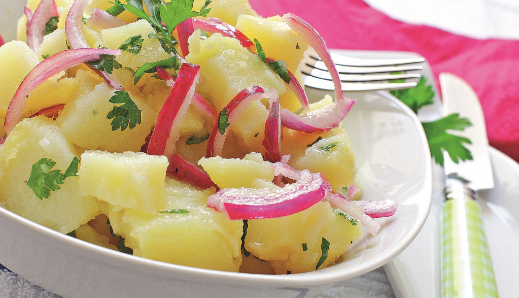 Ako ste se pitali šta kriju profesionalni kuvari: Ovo je tajni sastojak za savršenu krompir salatu