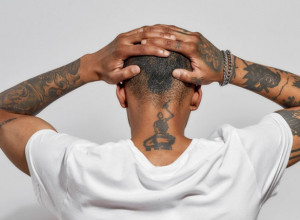 Da pretrneš kad je vidiš: Čovek je uradio tetovažu na glavi koja izgleda zastrašujuće, svi misle da ima rupu!