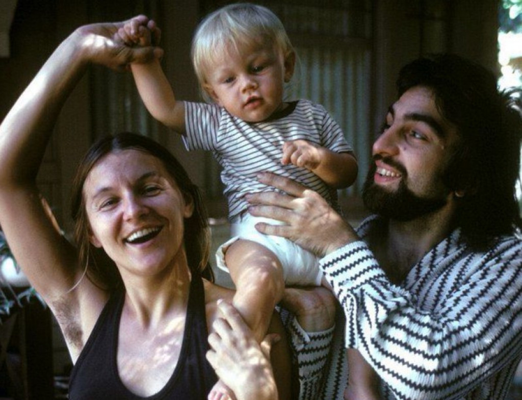Beba na fotografiji je jedan od najvećih zavodnika današnjice: Nikad ne bi pogodili ko je mališa u maminom i tatinom naručju