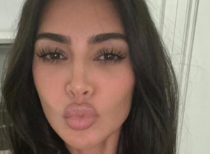 Bjanka ti li si? Kim Kardašijan novim autfitom izazvala lavinu komentara, svi kažu da kopira Kanjeovu ženu