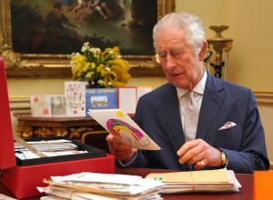 Kralj Čarls se vratio obavezama: Objavljene nove fotografije, njegov izgled ne prestaje da se komentariše