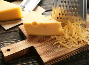 Evo kako da tvrdi sirevi zadrže svežinu u frižideru: Uradite ovo i sigurno neće uhvatiti buđ i usmrdeti se