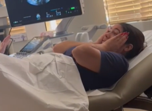 Reakcija buduće mame je potpuni hit: Saopštili joj da nosi trojke, njen izraz lica govori više od hiljadu reči