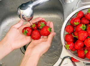 Da li pravilno perete voće i povrće? Samo na ovaj način se uklanjaju bakterije i pesticidi!