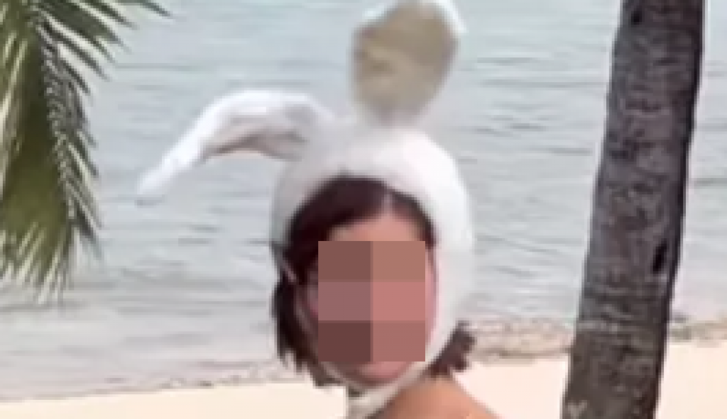 Ko je ova zečica? Slavna manekenka proslavila Uskrs zavodljivim slikama, jedno je svima privuklo pažnju