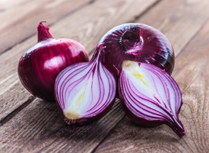 Nema više suza: Ovo je provereno najbolji način za seckanje luka, sve stvari imate u kuhinjskoj fioci