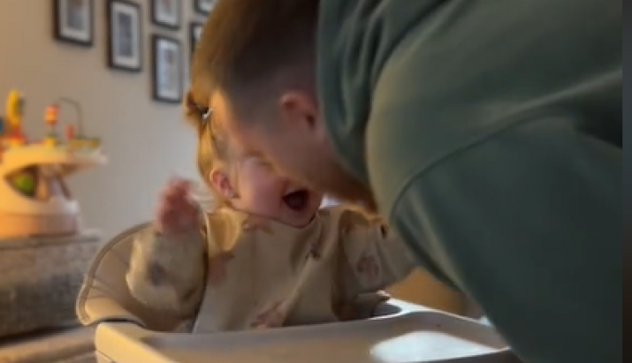 Njenoj sreći nema kraja: Uzbuđenje devojčice zbog dolaska tate izmamiće vam osmeh na lice