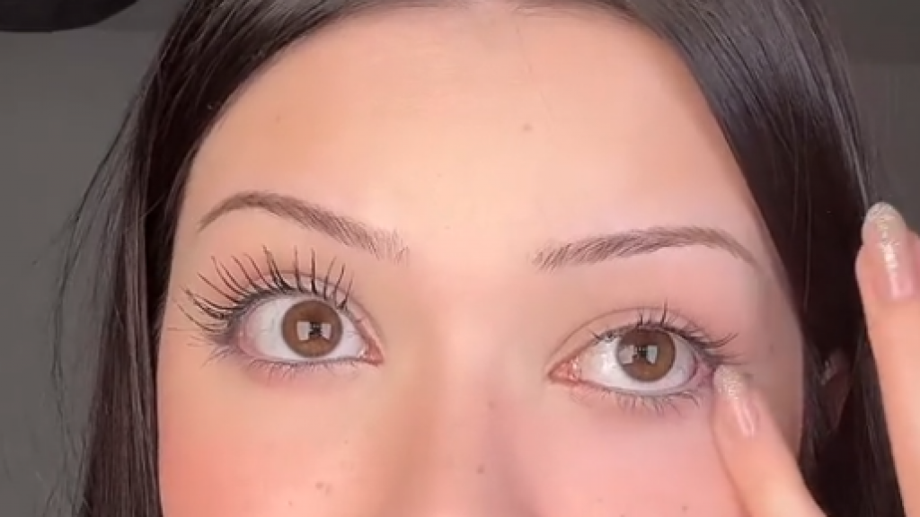 Skinite maskaru za minut: Žene širom sveta obožavaju ovaj jednostavan trik, potrebna samo 1 sitnica