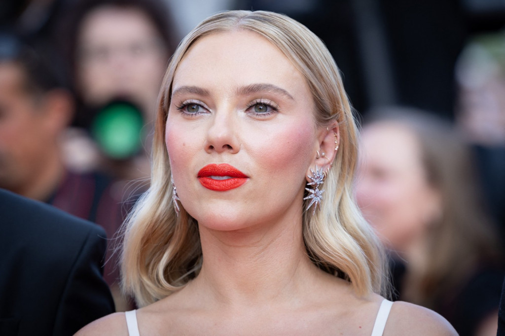 Boginja među ženama: Skarlet Johanson ostavila fanove bez teksta, crvena haljina je bila pun pogodak