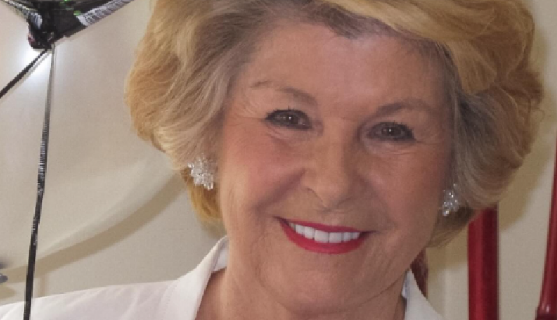 Da li možete da pogodite čija je ovo mama? Ćerka joj je jedna od najlepših glumica današnjice