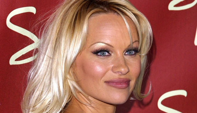 Vraća se omraženi trend iz devedesetih: Pamela Anderson ga obožava i danas, kako se vama dopada?