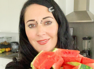 Ne koristi botoks i filere: Tvrdi da deluje 15 godina mlađe zahvaljujući dijeti koju je osmislila